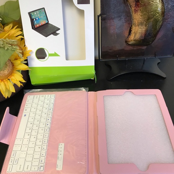 NEW IPad case with keyboard PINK - Picture 1 of 6